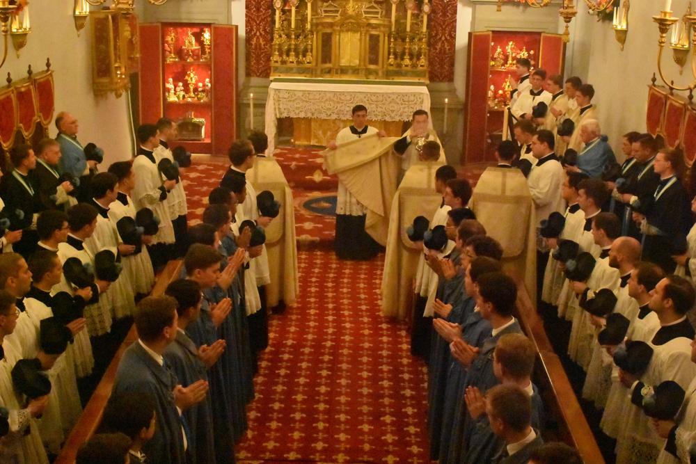 Encensement des assistants en chape